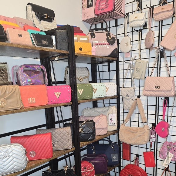 SOLO Handbags/Wallets Show: Next Show Coming Soon! - Picture 8 of 10